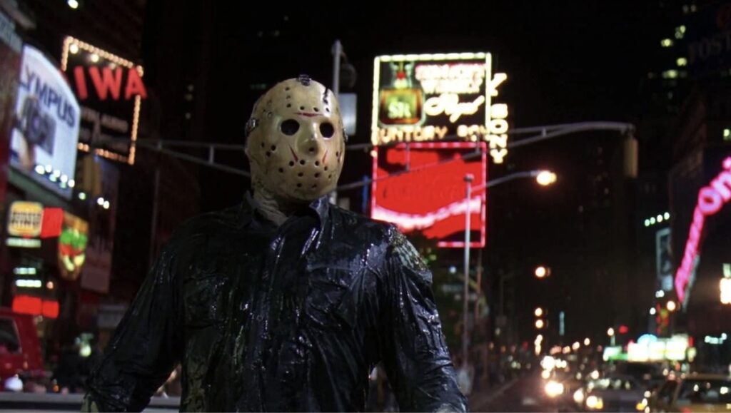 Jason som står på gata frå skrekkfilmen Friday the 13TH Part 8: Jason takes Manhattan