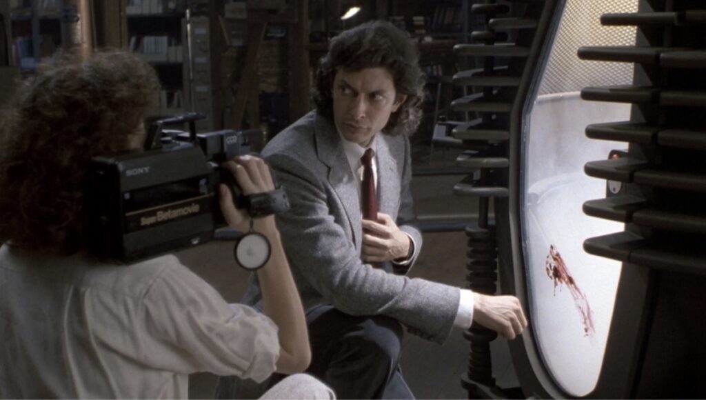 Jeff Goldblum som blir filma av Geena Davis frå David Cronenberg sin The Fly (1986).