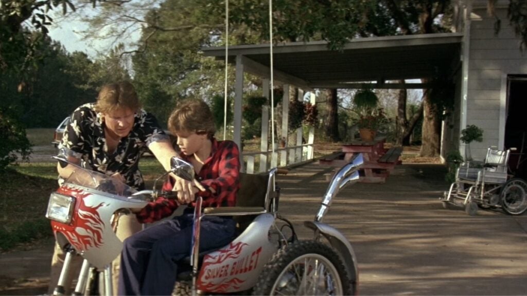 Corey Haim og Gary Busey i varulv-skrekkfilmen Silver Bullet (1985).