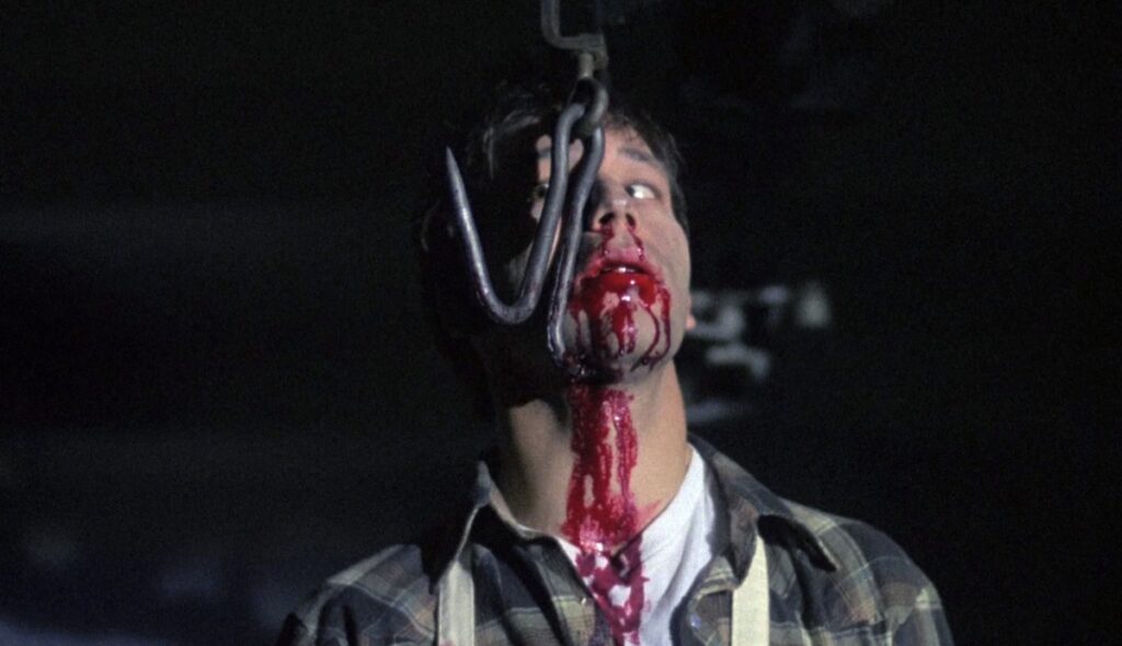 Sam Raimi som henger på kjøttkroken i Intruder (1989).