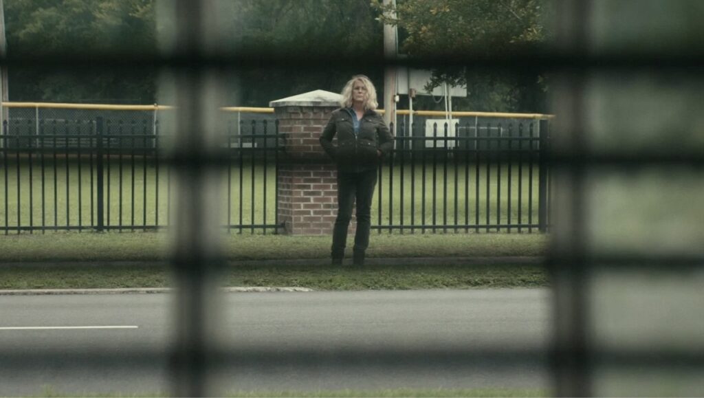 Jamie Lee Curtis som Laurie Strode, som kikar på barnebarnet sitt. Frå James Gordon Green sin Halloween (2018).
