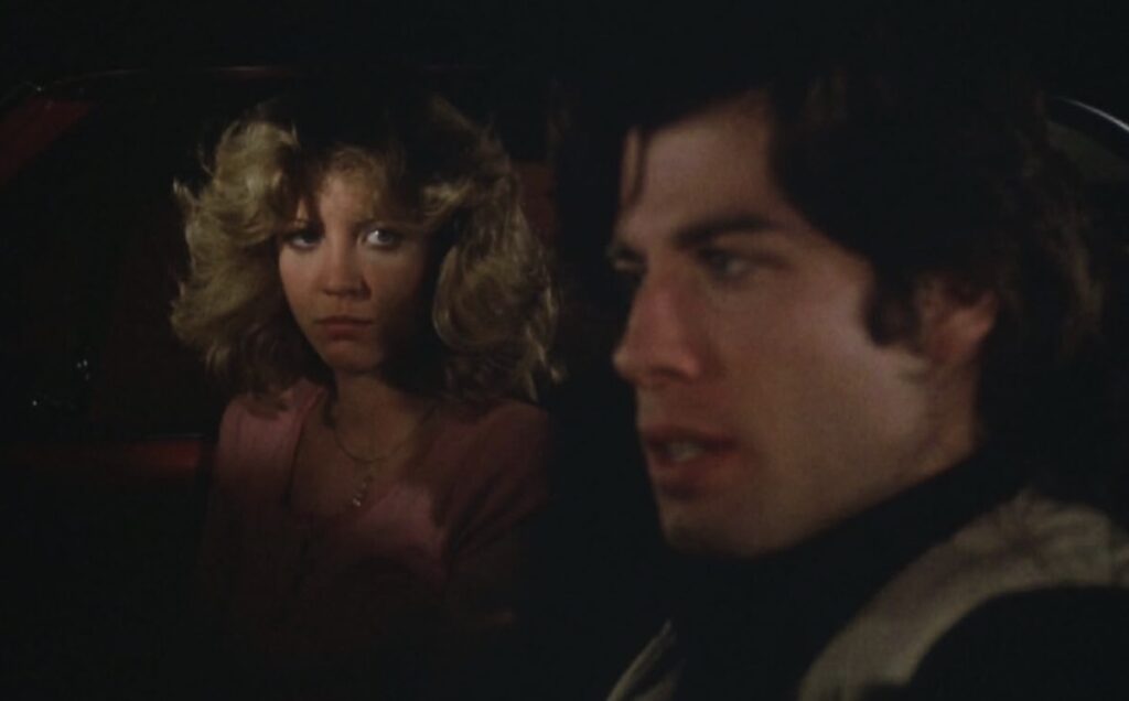Nancy Allen sitter i bilen med John Travolta og pønsker ut noko vondt frå filmen Carrie.