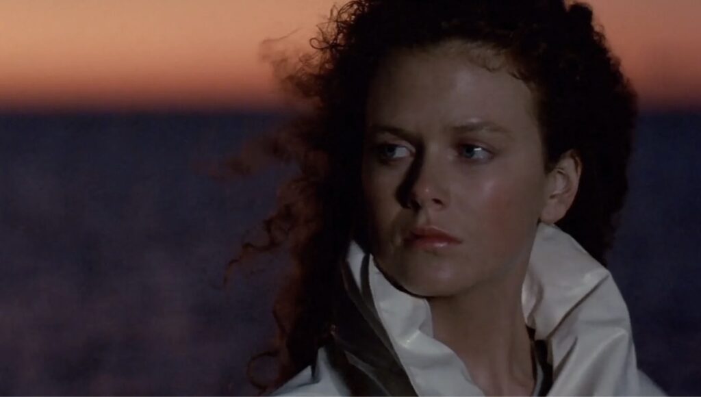 Nicole Kidman som kikar ut mot havet etter mannen sin, frå filmen Dead Calm (1989).