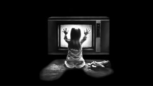 Ein Poster av skrekkfilmen Poltergeist.