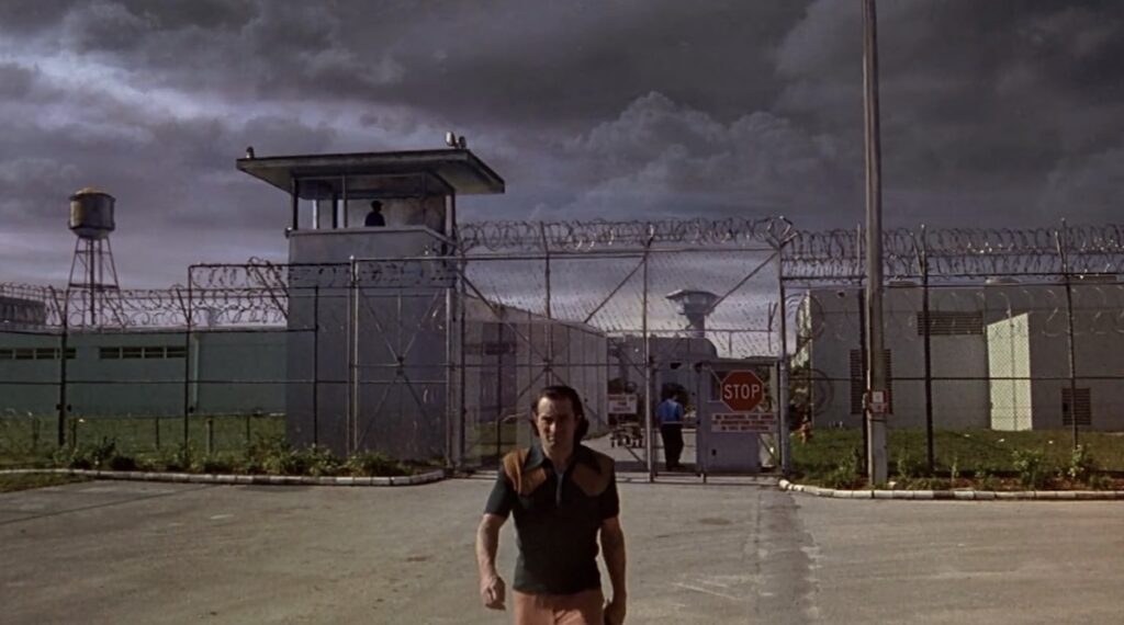 Robert De Niro som Max Cady på veg ut av fengselet, frå filmen Cape Fear.