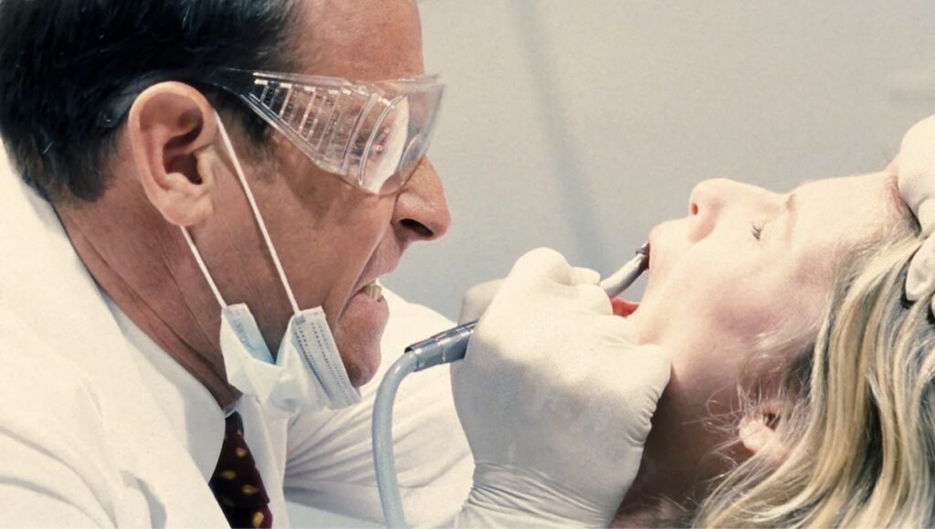 Corbin Bernsen som Doktor Feinstone i aksjon! Frå skrekkfilmen The Dentist (1996).