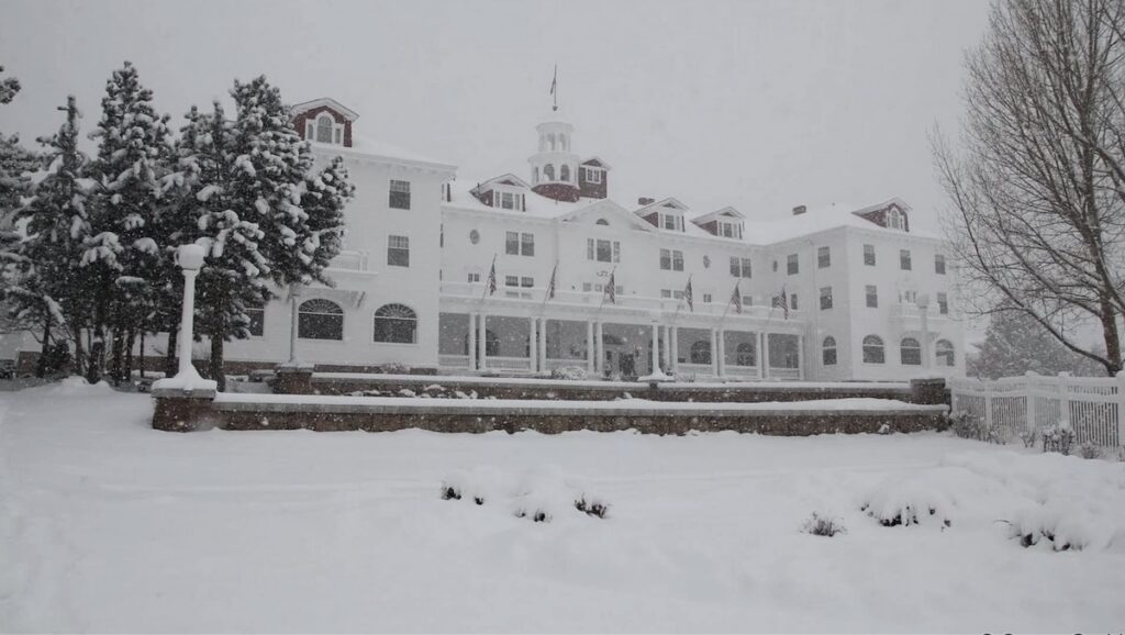 Overlook Hotel i vinterdrakt frå miniserien The Shining (1997).