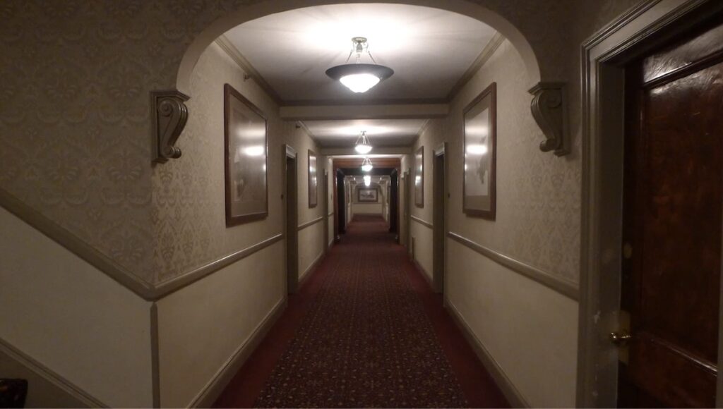 Gangane i Overlook Hotel frå Mick Garris sin miniserie The Shining (1997).