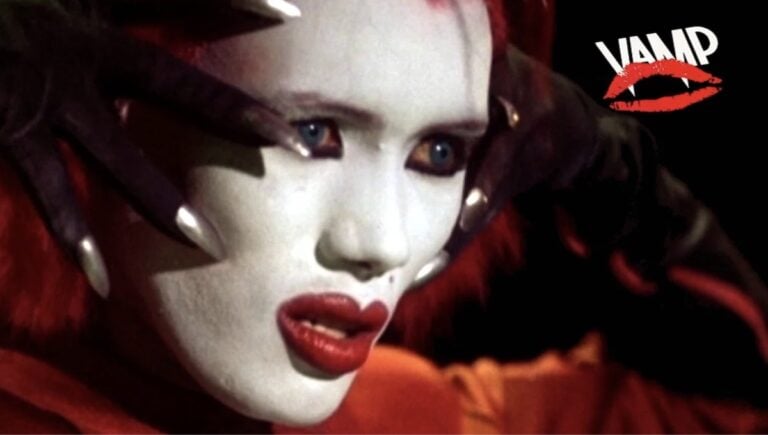 Grace Jones som vampyrdronningen Katrina med ekstrem sminke og hoggtenner i filmen Vamp.